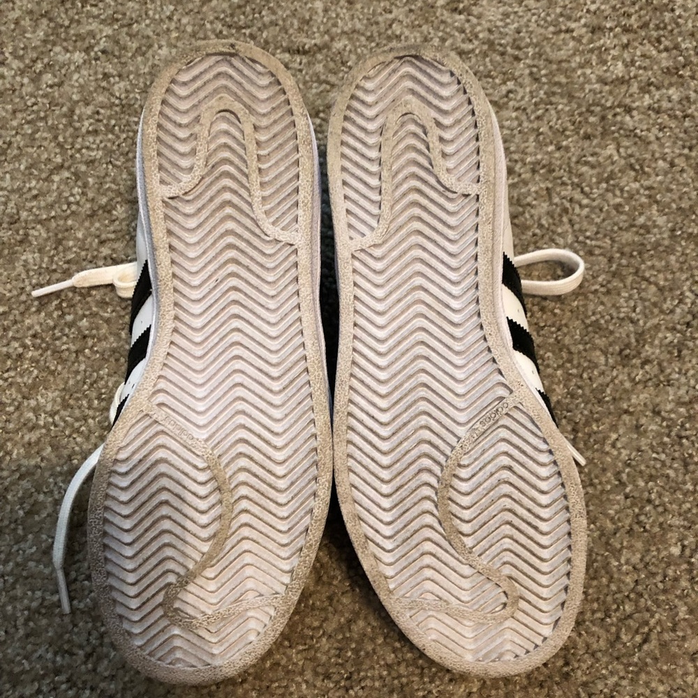 Women’s Adidas Superstars size 7 - Picture 3 of 4